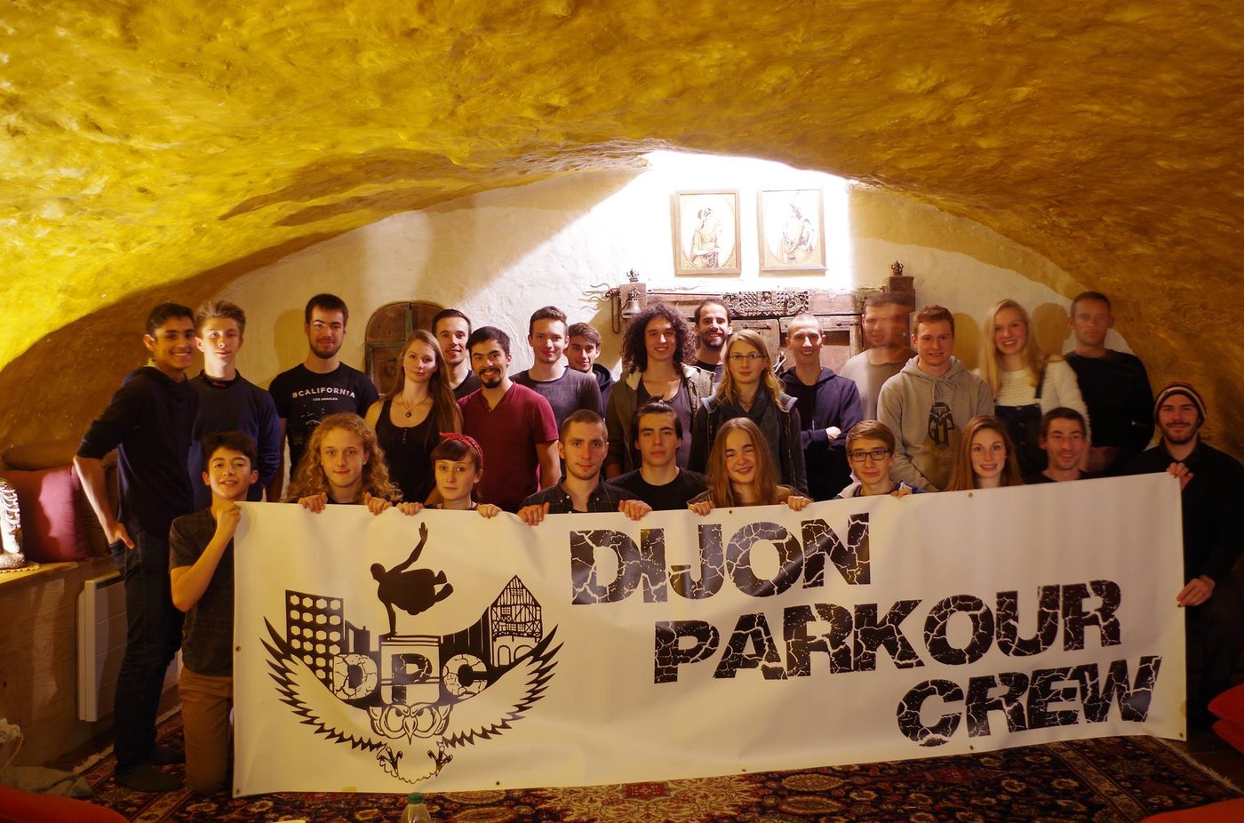 Groupe de membres de Dijon Parkour Crew posant avec une banderole de l'association