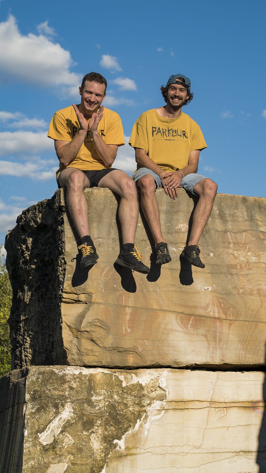 Deux pratiquants de Dijon Parkour Crew assis en haut d'un rocher