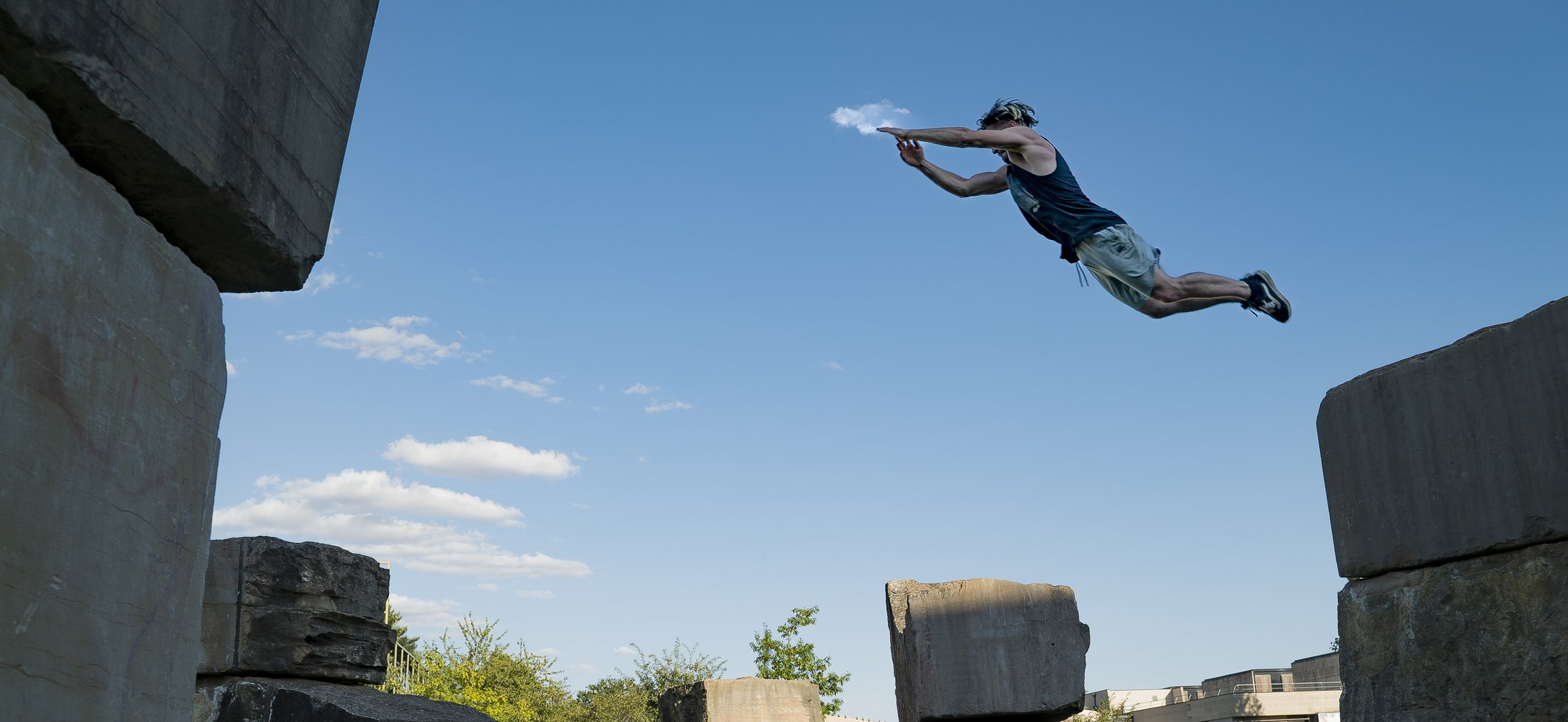 Pratiquant de Parkour en plein saut