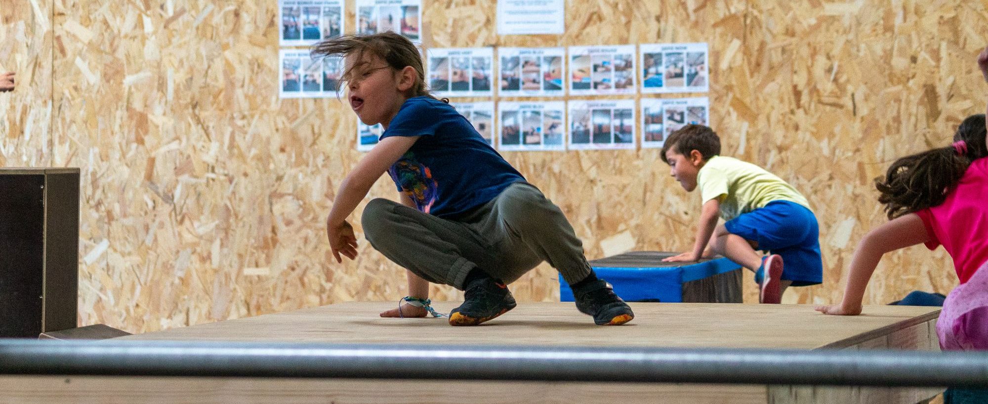 Enfants en plein jeu sur les modules de la salle Vortex Parkour