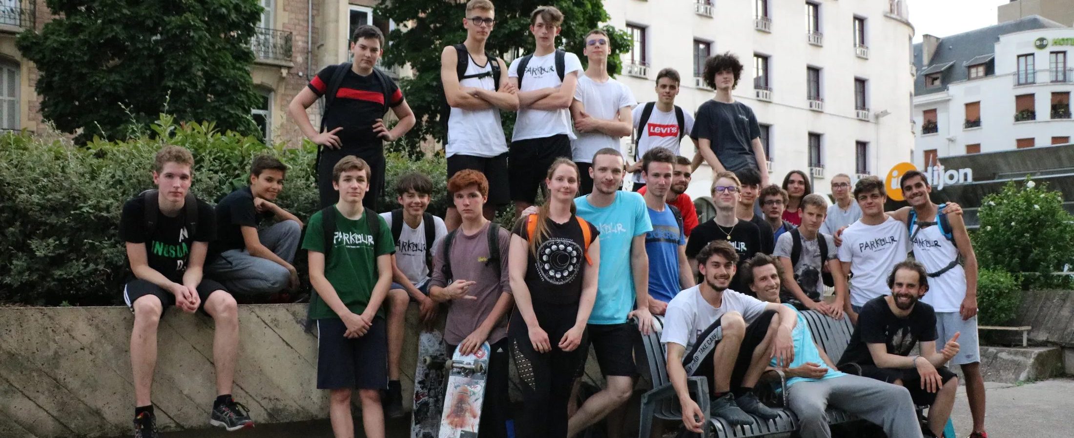 Groupe de pratiquants de l'association Dijon Parkour Crew réunis en ville